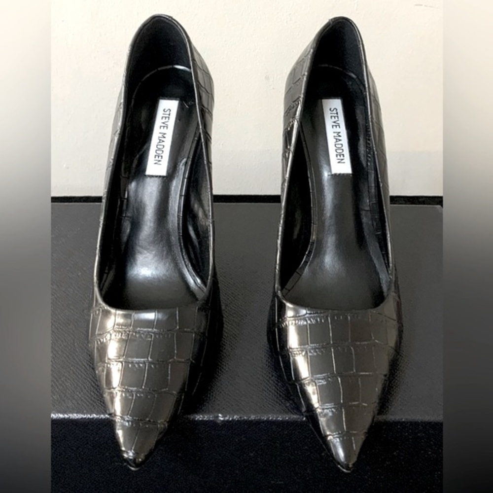 Steve Madden Black Leather Crocodile Heels - Picture 3 of 12
